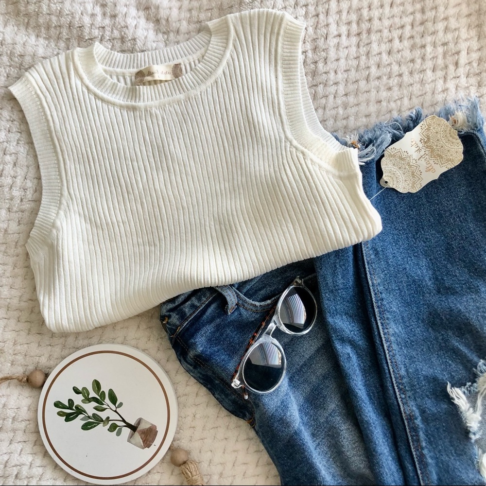 New Altar’d State large off white sweater tank